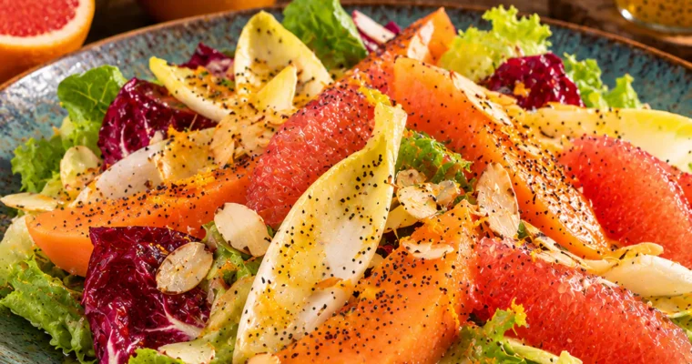 Salat aus Papaya und Zitrusfrüchten